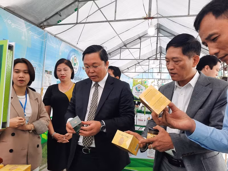 Chủ tịch UBND tỉnh Quảng Nam Lê Thanh Trí (thứ 3 từ trái sang) với sản phẩm tảo xoắn Spirulina tại Techfect Quảng Nam 2021.