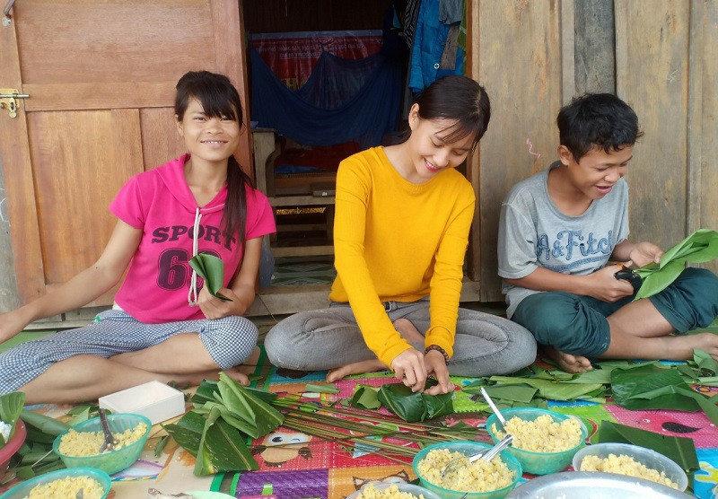 Cô Trà Thị Thu cùng phụ huynh gói bánh chưng chuẩn bị đón Tết từ nguồn hỗ trợ của các nhà hảo tâm. 