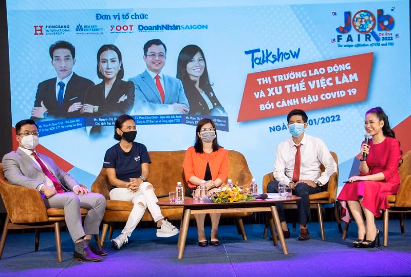 Các chuyên gia và doanh nghiệp chia sẻ với sinh viên về nhu cầu của thị trường nhân lực thời hậu Covid-19.