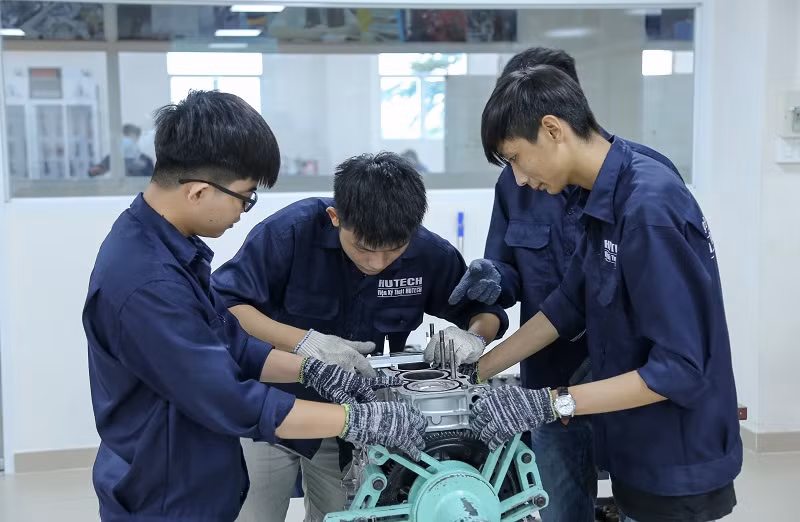 Sinh viên HUTECH trong giờ thực hành.