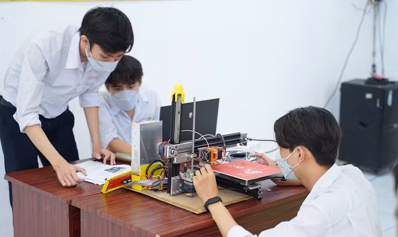 Sinh viên năm cuối Khoa Kỹ thuật Công nghệ, Trường Cao đẳng Đại Việt Sài Gòn trong giờ thực hành sau khi được trở lại trường học trực tiếp từ ngày 20/12/2021.