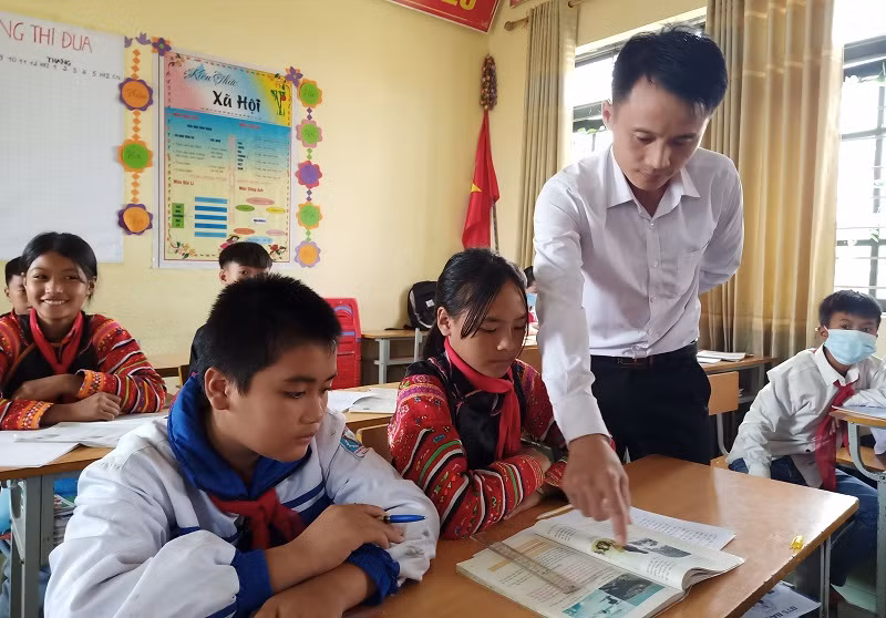 Giáo viên Trường Phổ thông DTBT Tiểu học Ka Lăng tận tình với học sinh.