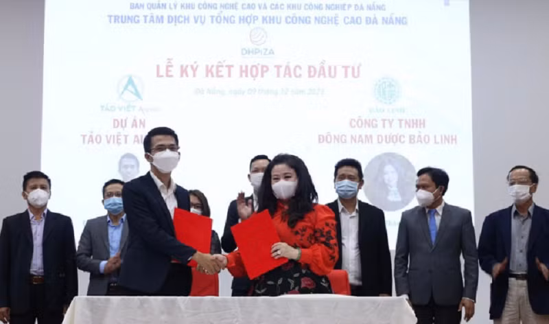 Ký kết hợp tác giữa đại diện dự án Tảo Việt AlgaeVi với doanh nghiệp để phát triển sản phẩm ra thị trường. 