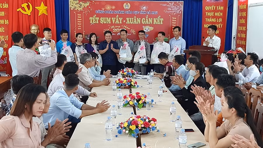 Nhà giáo và người lao động nhận quà Tết.