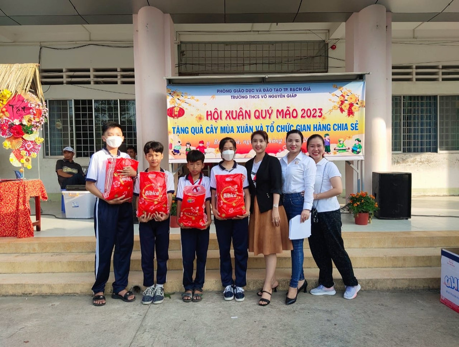 Trường THCS Võ Nguyên Giáp (TP Rạch Giá, Kiên Giang) hỗ trợ quà Tết cho học sinh hoàn cảnh khó khăn.