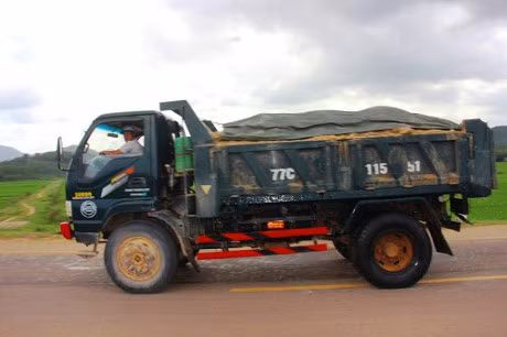 Xe ben coi thung, cho cat khong che phu… 