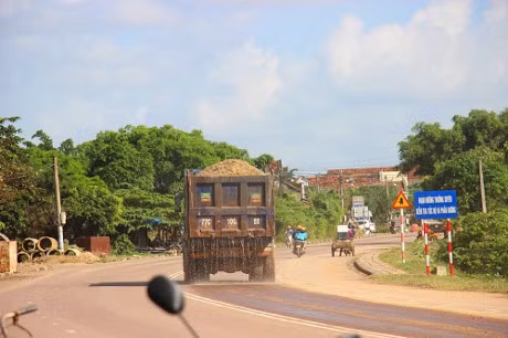 Xe ben coi thung, cho cat khong che phu… 