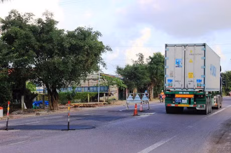 Xe ben coi thung, cho cat khong che phu… 