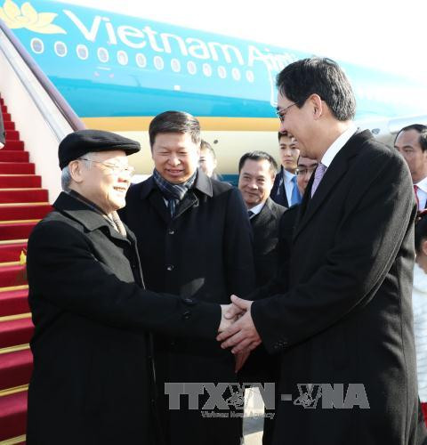 Ông Tống Đào - Trưởng Ban Liên lạc đối ngoại Trung ương Đảng Cộng sản Trung Quốc; Đại sứ Trung Quốc tại Việt Nam Hồng Tiểu Dũng đón Tổng Bí thư Nguyễn Phú Trọng tại sân bay. Ảnh: TTXVN