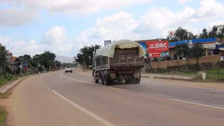 Xe ben coi thung, cho cat khong che phu… 