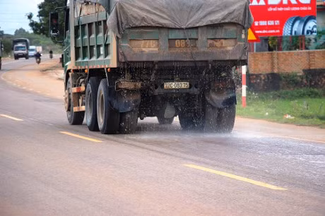 Xe ben coi thung, cho cat khong che phu… 