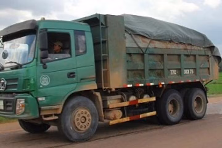 Xe ben cơi thùng, chở cát không che phủ… "đại náo" trên quốc lộ