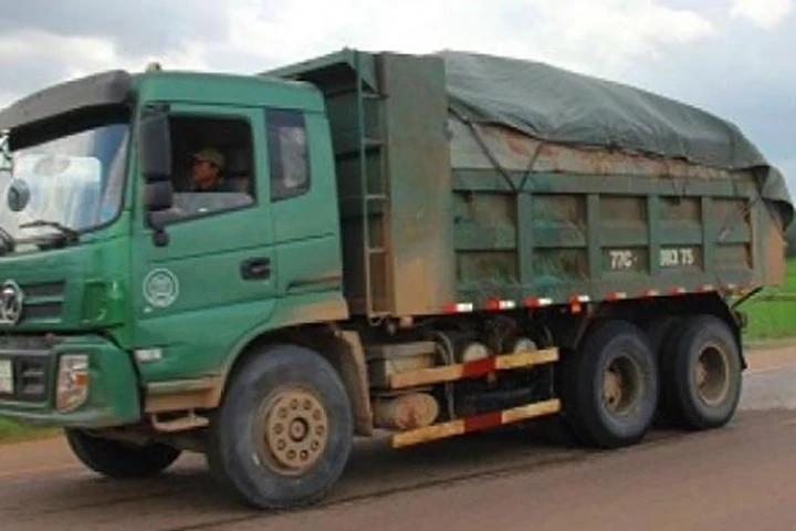 Xe ben cơi thùng, chở cát không che phủ… "đại náo" trên quốc lộ