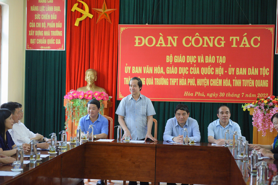 Bộ trưởng Nguyễn Kim Sơn phát biểu trong buổi làm việc tại Trường THPT Hòa Phú. Bộ trưởng Nguyễn Kim Sơn phát biểu trong buổi làm việc tại Trường THPT Hòa Phú.