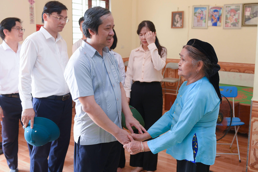 Bộ trưởng Nguyễn Kim Sơn thăm hỏi, động viên, tri ân gia đình ông, bà Hứa Văn Huấn (thôn Khuôn Trú, Yên Nguyên), với đại diện gia đình là bà Nguyễn Thị Vụ - con dâu ông Hứa Văn Huấn. Bộ trưởng Nguyễn Kim Sơn thăm hỏi, động viên, tri ân gia đình ông, bà Hứa Văn Huấn (thôn Khuôn Trú, Yên Nguyên), với đại diện gia đình là bà Nguyễn Thị Vụ - con dâu ông Hứa Văn Huấn.