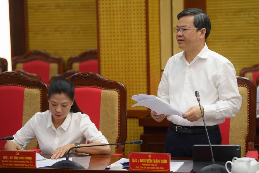 Ông Nguyễn Văn Sơn, Chủ tịch Ủy ban nhân dân tỉnh Tuyên Quang, báo cáo tại buổi làm việc. Ông Nguyễn Văn Sơn, Chủ tịch Ủy ban nhân dân tỉnh Tuyên Quang, báo cáo tại buổi làm việc.