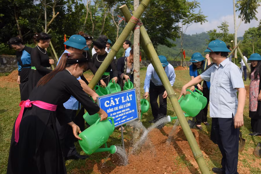Đoàn công tác trồng cây lưu niệm tại Khu di tích Bộ Quốc gia Giáo dục tại Khuôn Trú, xã Yên Nguyên, huyện Chiêm Hoá.