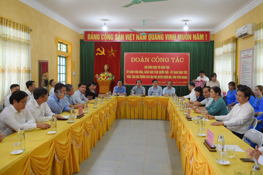 Đoàn công tác của Bộ Giáo dục và Đào tạo; Ủy ban Dân tộc; Ủy ban Văn hóa, Giáo dục của Quốc hội làm việc tại Trường THCS Hòa Phú. Đoàn công tác của Bộ Giáo dục và Đào tạo; Ủy ban Dân tộc; Ủy ban Văn hóa, Giáo dục của Quốc hội làm việc tại Trường THCS Hòa Phú.