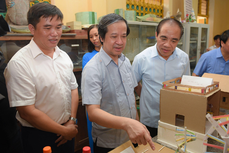 Bộ trưởng Nguyễn Kim Sơn và đoàn công tác thăm phòng học bộ môn tại Trường THCS Hòa Phú. Bộ trưởng Nguyễn Kim Sơn và đoàn công tác thăm phòng học bộ môn tại Trường THCS Hòa Phú.