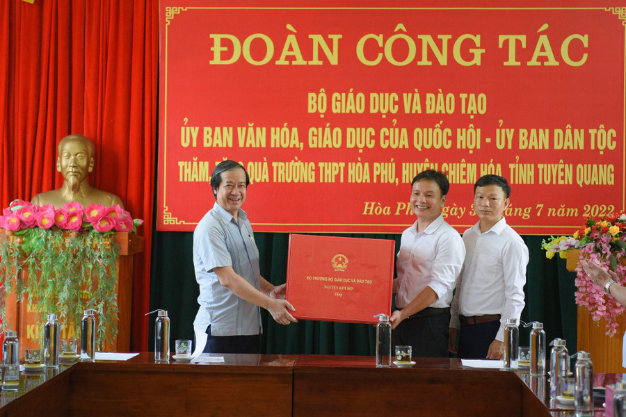 Tại mỗi trường: THPT Hòa Phú, THCS Hòa Phú, Bộ trưởng Nguyễn Kim Sơn tặng quà lưu niệm gồm sách, tranh và một bộ máy vi tính. Bộ trưởng, Chủ nhiệm Ủy ban Dân tộc Hầu A Lềnh tặng mỗi trường 100 suất quà cho học sinh khó khăn, mỗi suất trị giá 500 ngàn đồng. Bí thư Tỉnh ủy Chẩu Văn Lâm thay mặt Tỉnh ủy, Hội đồng nhân dân, Ủy ban nhân dân tỉnh Tuyên Quang tặng 2 trường, mỗi trường một bộ máy vi tính. Tại mỗi trường: THPT Hòa Phú, THCS Hòa Phú, Bộ trưởng Nguyễn Kim Sơn tặng quà lưu niệm gồm sách, tranh và một bộ máy vi tính. Bộ trưởng, Chủ nhiệm Ủy ban Dân tộc Hầu A Lềnh tặng mỗi trường 100 suất quà cho học sinh khó khăn, mỗi suất trị giá 500 ngàn đồng. Bí thư Tỉnh ủy Chẩu Văn Lâm thay mặt Tỉnh ủy, Hội đồng nhân dân, Ủy ban nhân dân tỉnh Tuyên Quang tặng 2 trường, mỗi trường một bộ máy vi tính.