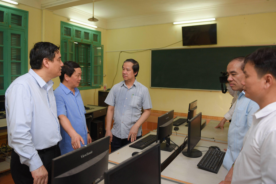 Đoàn công tác thăm phòng máy tính Trường THPT Hòa Phú. Đoàn công tác thăm phòng máy tính Trường THPT Hòa Phú.