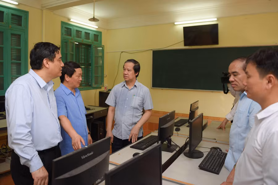 Đoàn công tác thăm phòng máy tính Trường THPT Hòa Phú.