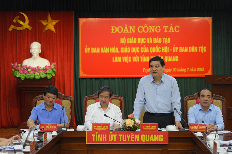 Ông Nguyễn Đắc Vinh, Chủ nhiệm Ủy ban Văn hóa, Giáo dục của Quốc hội phát biểu tại buổi làm việc. Ông Nguyễn Đắc Vinh, Chủ nhiệm Ủy ban Văn hóa, Giáo dục của Quốc hội phát biểu tại buổi làm việc.