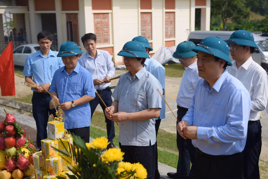 Đoàn công tác thăm Khu di tích Bộ Quốc gia Giáo dục tại Khuôn Trú, xã Yên Nguyên, huyện Chiêm Hoá.