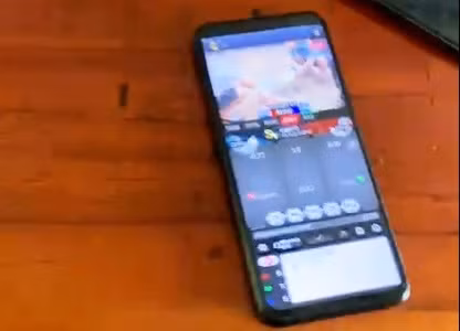 Điện thoại kết nối trực tuyến đến các trận đá gà trên mạng. (Ảnh: Nghiêm Túc)