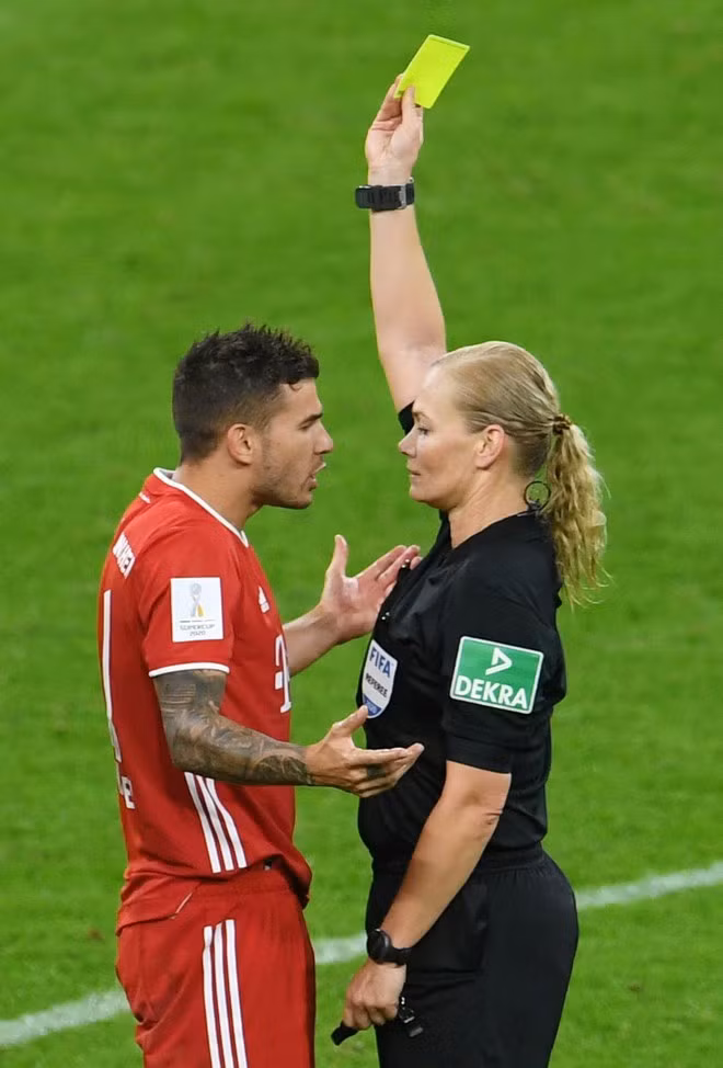 Nữ trọng tài Steinhaus đã quyết định giải nghệ sau khi cầm còi trận tranh Siêu cúp Đức.