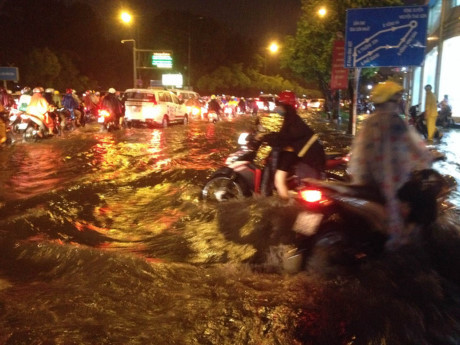 TP HCM: Mưa lớn bất chợt, đường phố biến thành sông - Ảnh 1 TP HCM: Mua lon bat chot, duong pho bien thanh song - Anh 1