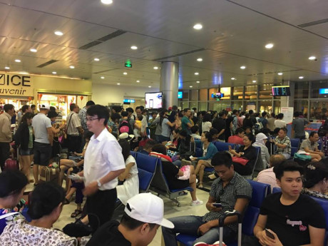 TP HCM: Mưa lớn bất chợt, đường phố biến thành sông - Ảnh 4 TP HCM: Mua lon bat chot, duong pho bien thanh song - Anh 4