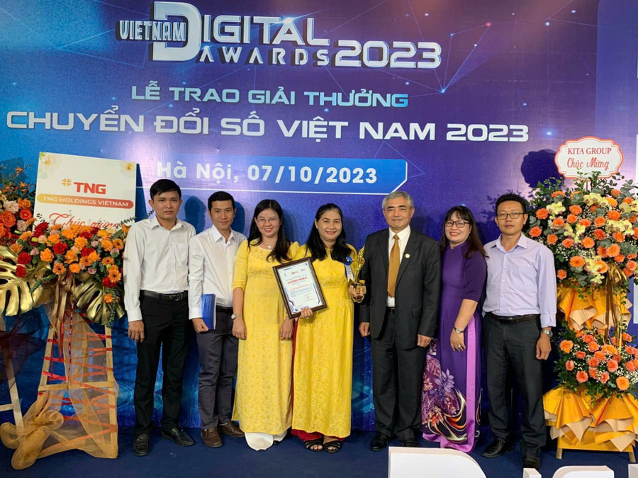 Năm thứ hai liên tiếp Trường ĐH Trà Vinh đạt giải thưởng ở hạng mục Đơn vị sự nghiệp chuyển đổi số xuất sắc.