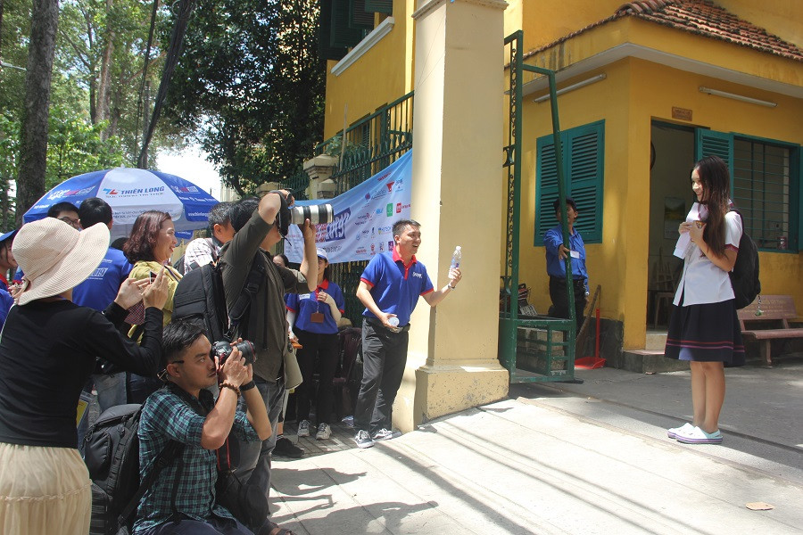 Bảo Trân thu hút ống kính của phóng viên