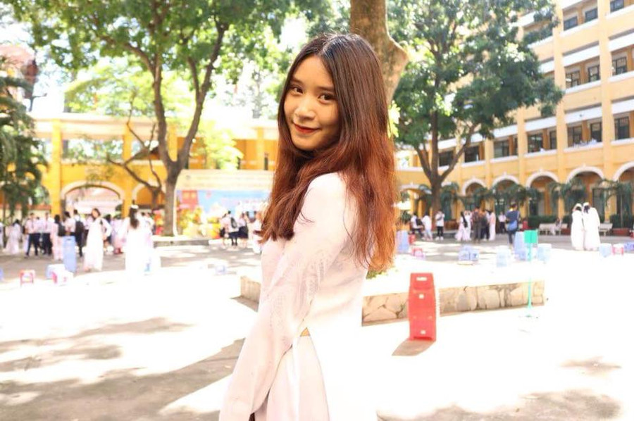 Bảo Trân trong tà áo dài duyên dáng Bảo Trân trong tà áo dài duyên dáng