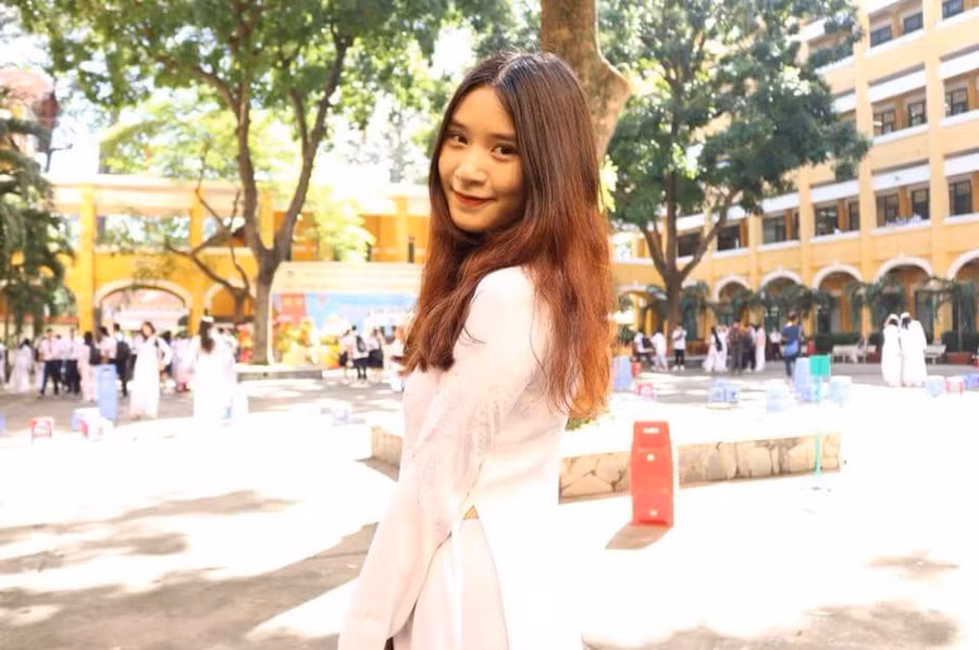 Bảo Trân trong tà áo dài duyên dáng