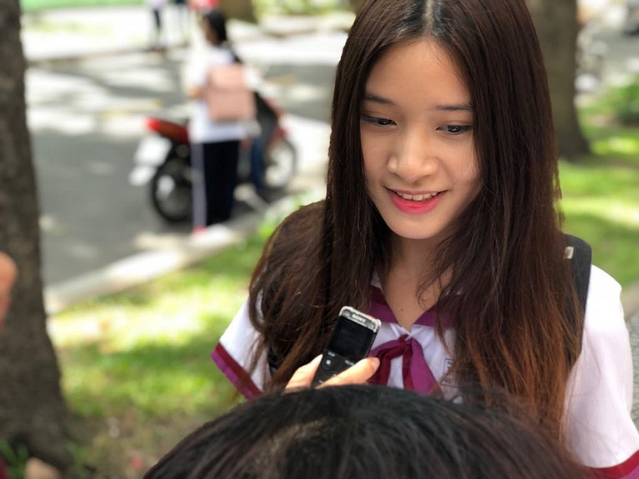 Bảo Trân vui vẻ chia sẻ với phóng viên sau khi hoàn thành bài thi khoa học xã hội Bảo Trân vui vẻ chia sẻ với phóng viên sau khi hoàn thành bài thi khoa học xã hội