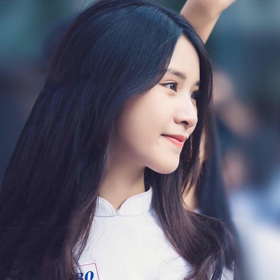 Bảo Trân trong buổi chụp hình kỷ yếu với lớp Bảo Trân trong buổi chụp hình kỷ yếu với lớp