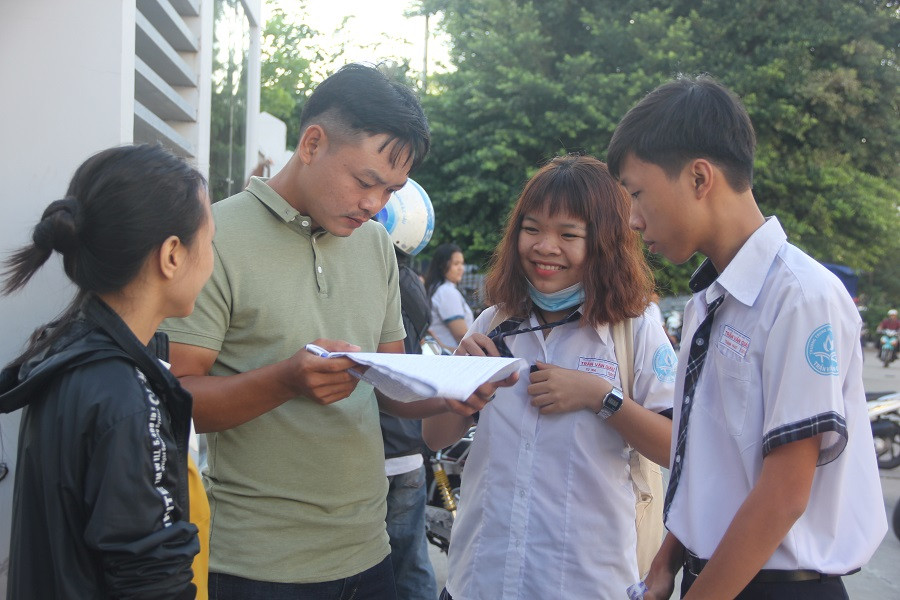 Giáo viên Trường THPT Trần Văn Giàu điểm danh học sinh