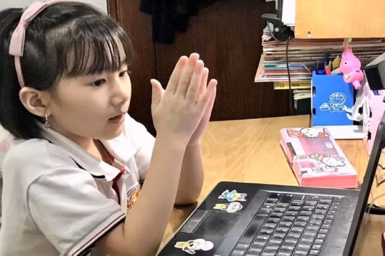 Học sinh có thể tham gia văn nghệ online giữa giờ học trực tuyến.