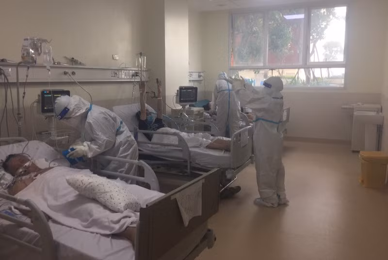 Sinh viên ĐH Quốc tế Hồng Bàng tham gia tình nguyện chống dịch tại bệnh viện dã chiến.