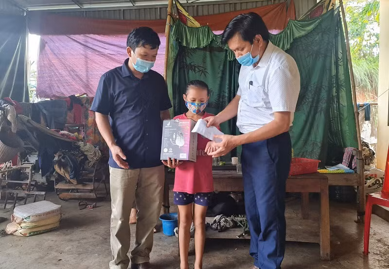 Giáo viên Trường Phổ thông DTNT THCS Quế Phong đến nhà tặng quà động viên học sinh đầu cấp khó khăn.