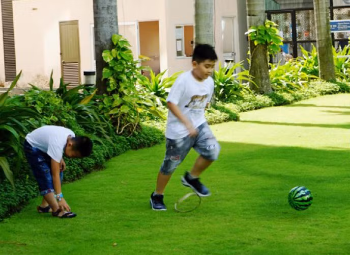 Phụ huynh cần tạo một sân chơi nhỏ cho con tại nhà.