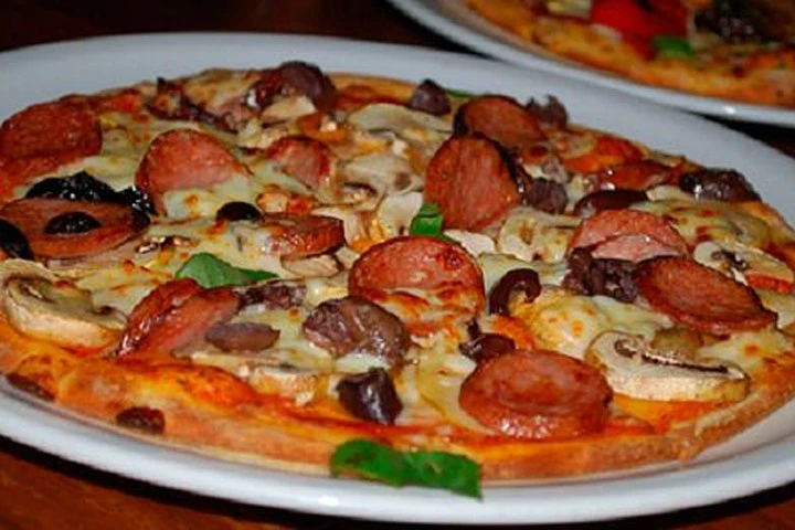 Phát pizza miễn phí cho người tắc đường