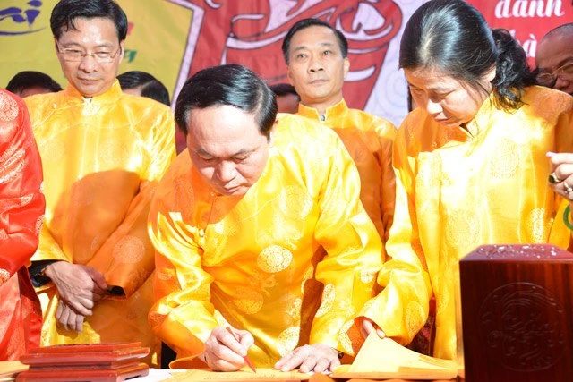 Xem lễ khai bút, khai ấn cầu may đầu năm trên núi Bài Thơ