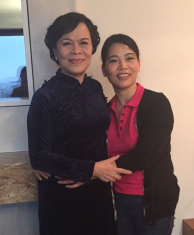 Bà Mai Thị Hạnh (trái), phu nhân Chủ tịch nước và chị Kim Anh, vợ của chủ quánThành Koch 32