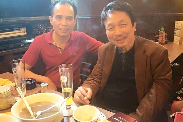 Thành Koch (trái) và nhạc sỹ Phú Quang tại quán Thành Koch 31