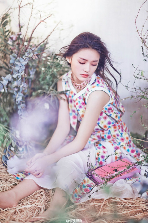 my-nhan-moi-cua-chau-tinh-tri-khoe-ve-dep-mong-manh-3