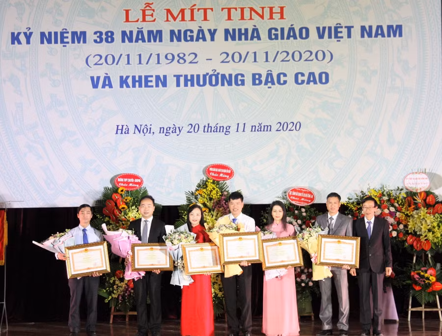 Nhiều tập thể, cá nhân Trường ĐH Sư phạm Hà Nội được vinh danh tại buổi lễ.