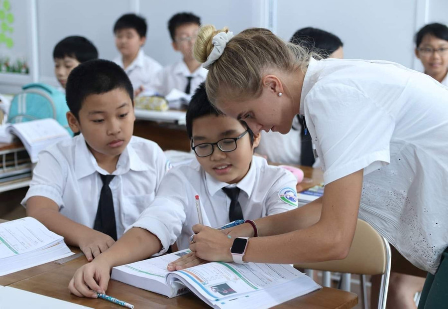 Học sinh Trường Newton Grammar School - một cơ sở thuộc Tổ chức Giáo dục Equest.